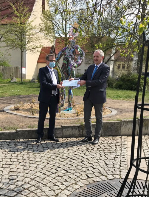 Der Sächsische Staatsminister für Regionalentwicklung Thomas Schmidt übergibt die Skulptur "Der Steinbeißer" in Brandis